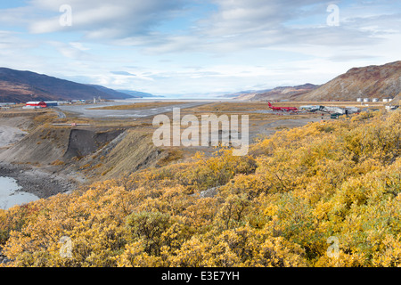 L'aéroport de Kangerlussuaq avec des avions bâtiment principal et du paysage en automne Banque D'Images