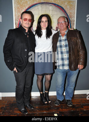 U2's Bono lors du lancement de sa nièce, Leah Hewson, nouvelle exposition d'oeuvres d'art appelé 'POINT' à la photo Prix sur Wellington Quay à côté de l'Hôtel Clarence. Leah est la fille de Norman Hewson, frère de Bono. Comprend : Bono,Leah Hewson,Norman Hewson Banque D'Images