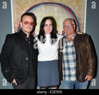 U2's Bono lors du lancement de sa nièce, Leah Hewson, nouvelle exposition d'oeuvres d'art appelé 'POINT' à la photo Prix sur Wellington Quay à côté de l'Hôtel Clarence. Leah est la fille de Norman Hewson, frère de Bono. Comprend : Bono,Leah Hewson,Norman Hewson Où : Dublin, Irlande Quand : 17 Oct 2013 ** Non disponible pour publication dans des magazines tabloïds irlandais ou Irish** Banque D'Images