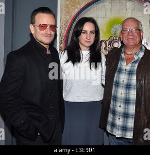 U2's Bono lors du lancement de sa nièce, Leah Hewson, nouvelle exposition d'oeuvres d'art appelé 'POINT' à la photo Prix sur Wellington Quay à côté de l'Hôtel Clarence. Leah est la fille de Norman Hewson, frère de Bono. Comprend : Bono,Leah Hewson,Norman Hewson Où : Dublin, Irlande Quand : 17 Oct 2013 ** Non disponible pour publication dans des magazines tabloïds irlandais ou Irish** Banque D'Images