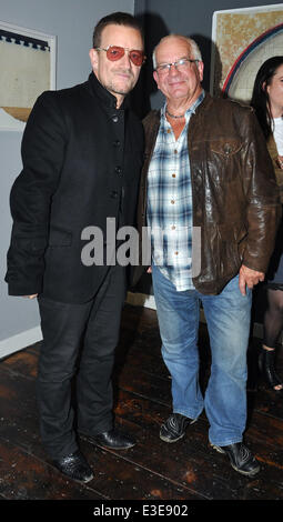 U2's Bono lors du lancement de sa nièce, Leah Hewson, nouvelle exposition d'oeuvres d'art appelé 'POINT' à la photo Prix sur Wellington Quay à côté de l'Hôtel Clarence. Leah est la fille de Norman Hewson, frère de Bono. Comprend : Bono,Norman Hewson Où : Dubl Banque D'Images