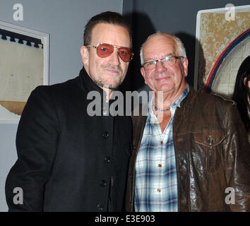 U2's Bono lors du lancement de sa nièce, Leah Hewson, nouvelle exposition d'oeuvres d'art appelé 'POINT' à la photo Prix sur Wellington Quay à côté de l'Hôtel Clarence. Leah est la fille de Norman Hewson, frère de Bono. Comprend : Bono,Norman Hewson Où : Dublin, Irlande Quand : 17 Oct 2013 ** Non disponible pour publication dans des magazines tabloïds irlandais ou Irish** Banque D'Images