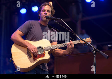 Dover, Delaware, USA. 22 Juin, 2014. Musicien Jack Johnson se produit sur scène avec son groupe au 2014 Firefly Music Festival à Dover, Delaware Crédit : Daniel DeSlover/ZUMAPRESS.com/Alamy Live News Banque D'Images