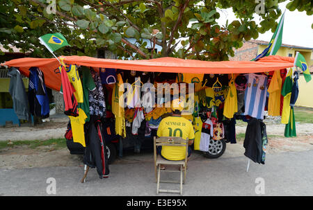 Porto Seguro, Brésil. 23 Juin, 2014. Un vendeur de rue portant un maillot de joueur de soccer national brésilien Neymar vend maillots de football dans une rue de Porto Seguro, Brésil, 23 juin 2014. La Coupe du Monde de Football aura lieu au Brésil du 12 juin au 13 juillet 2014. Photo : Marcus Brandt/dpa/Alamy Live News Banque D'Images