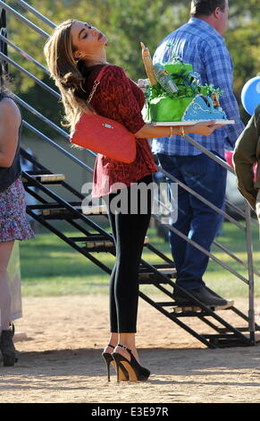 Un tournage Sofia Vergara gâteau carnaval scène concours pour le hit tv show 'Modern Family' dans Culver City, CA. Avec : Sofia Vergara Où : Culver City, CA, United States Quand : 17 Oct 2013 Banque D'Images