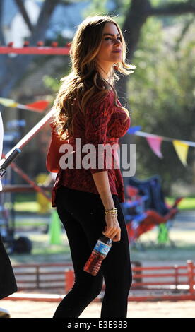 Un tournage Sofia Vergara gâteau carnaval scène concours pour le hit tv show 'Modern Family' dans Culver City, CA. Avec : Sofia Vergara Où : Culver City, CA, United States Quand : 17 Oct 2013 Banque D'Images