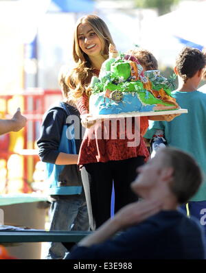 Un tournage Sofia Vergara gâteau carnaval scène concours pour le hit tv show 'Modern Family' dans Culver City, CA. Avec : Sofia Vergara Où : Culver City, CA, United States Quand : 17 Oct 2013 Banque D'Images