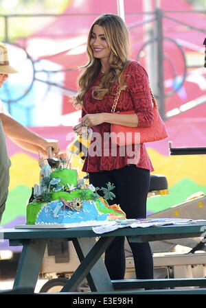 Un tournage Sofia Vergara gâteau carnaval scène concours pour le hit tv show 'Modern Family' dans Culver City, CA. Avec : Sofia Vergara Où : Culver City, CA, United States Quand : 17 Oct 2013 Banque D'Images