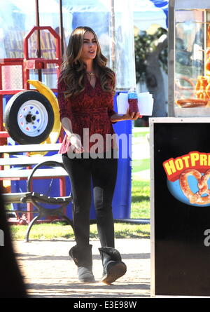 Un tournage Sofia Vergara gâteau carnaval scène concours pour le hit tv show 'Modern Family' dans Culver City, CA. Avec : Sofia Vergara Où : Culver City, CA, United States Quand : 17 Oct 2013 Banque D'Images