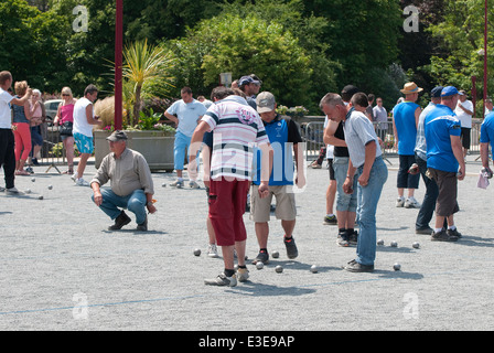 Les joueurs de pétanque boules, mâle, Villedieu les poeles, Normandie, France Banque D'Images