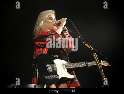 Nina Nesbitt effectuant une vente en concert à la Manchester Academy comprend : Nina Nesbitt Où : Manchester, Royaume-Uni Quand : 17 Oct 2013 Banque D'Images