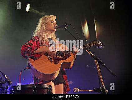 Nina Nesbitt effectuant une vente en concert à la Manchester Academy comprend : Nina Nesbitt Où : Manchester, Royaume-Uni Quand : 17 Oct 2013 Banque D'Images