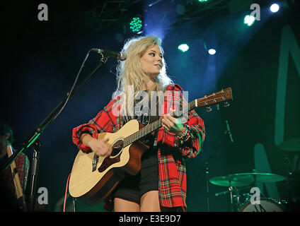 Nina Nesbitt effectuant une vente en concert à la Manchester Academy comprend : Nina Nesbitt Où : Manchester, Royaume-Uni Quand : 17 Oct 2013 Banque D'Images