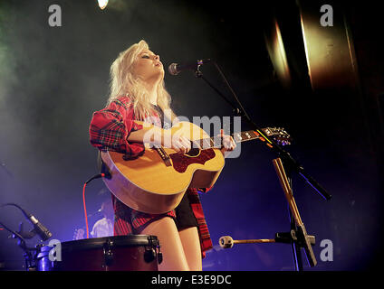 Nina Nesbitt effectuant une vente en concert à la Manchester Academy comprend : Nina Nesbitt Où : Manchester, Royaume-Uni Quand : 17 Oct 2013 Banque D'Images