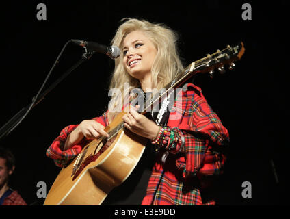 Nina Nesbitt effectuant une vente en concert à la Manchester Academy comprend : Nina Nesbitt Où : Manchester, Royaume-Uni Quand : 17 Oct 2013 Banque D'Images