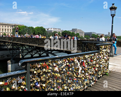 Cadenas d'amour sur le Pont des Arts la passerelle sur la Seine, Paris, France, musée du Louvre Banque D'Images