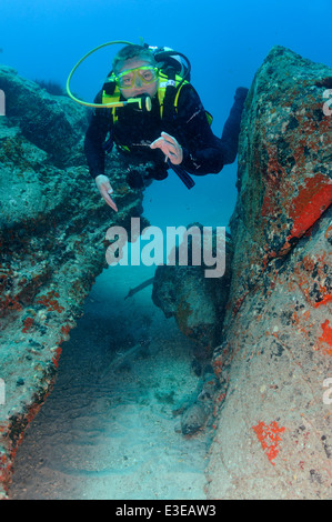 La plongée autonome sous l'eau. Piscine entre deux rochers à La Caleta Reef, dans le sud de Tenerife, Canaries, Espagne Banque D'Images