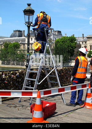 Retrait des travailleurs sur cadenas d'amour pont Pont des Arts sur la Seine, Paris, France, musée du Louvre Banque D'Images