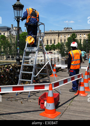 Retrait des travailleurs sur cadenas d'amour pont Pont des Arts sur la Seine, Paris, France, musée du Louvre Banque D'Images