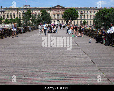 Cadenas d'amour sur le Pont des Arts la passerelle sur la Seine, Paris, France, musée du Louvre Banque D'Images