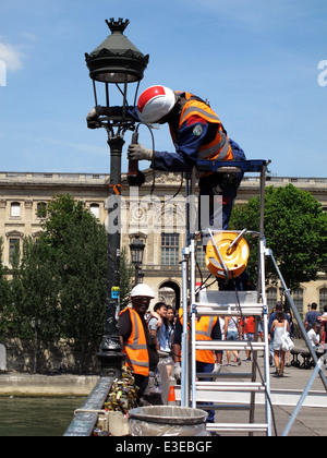 Retrait des travailleurs sur cadenas d'amour pont Pont des Arts sur la Seine, Paris, France, musée du Louvre Banque D'Images