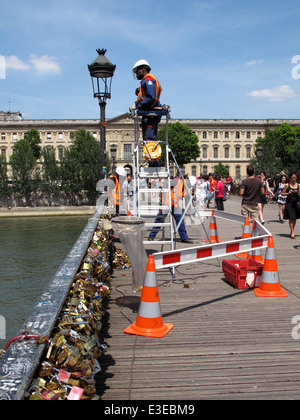 Retrait des travailleurs sur cadenas d'amour pont Pont des Arts sur la Seine, Paris, France, musée du Louvre Banque D'Images