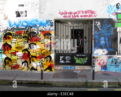 Graffiti sur le mur de la maison de Serge Gainsbourg, rue de Verneuil, Paris, rive gauche, la France, l'auteur-compositeur-interprète, actrice, di Banque D'Images