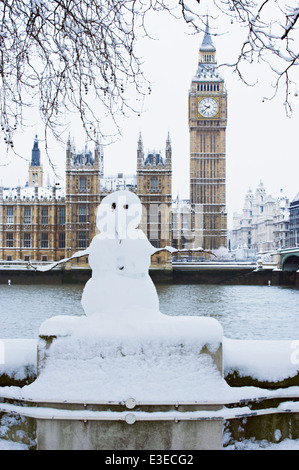 Bonhomme de neige devant les Maisons du Parlement et Big Ben, Londres, Angleterre. Banque D'Images