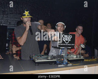 Brody Jenner nuit au Roxxy avec Julie Dorenbos et Susie Celek comprend : Brody Jenner,Julie Dorenbos,Susie Celek,DaCav5 MikeyPDaCav,5 où : Philadelphie, PA, United States Quand : 19 Oct 2013 Banque D'Images