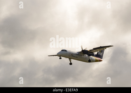 Liat De Havilland Canada DHC-8-311 approche de l'avion Dash 8 C. C. Bird International Airport, St. John's Antigua Banque D'Images