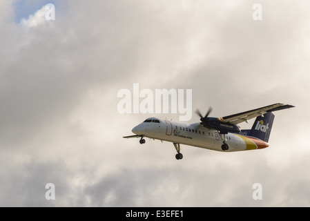 Liat De Havilland Canada DHC-8-311 approche de l'avion Dash 8 C. C. Bird International Airport, St. John's Antigua Banque D'Images