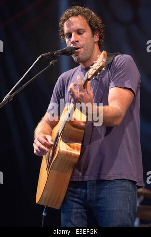 Dover, Delaware, USA. 22 Juin, 2014. Musicien Jack Johnson se produit sur scène avec son groupe au 2014 Firefly Music Festival à Dover, Delaware Crédit : Daniel DeSlover/ZUMAPRESS.com/Alamy Live News Banque D'Images