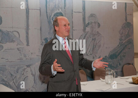 London, UK. 23 Juin, 2014. Randolph Churchill, arrière-petit-fils de Sir Winston Churchill, présente les prix de long service pour les bénévoles du National Trust à Chartwell Crédit : Keith Larby/Alamy Live News Banque D'Images