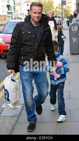 Fier nouveau père Nicky Byrne arrive à Holles Street hôpital de maternité avec son jumeaux Rocco & Jay et belle-mère Miriam Ahern après son épouse Georgina Byrne a donné naissance à une petite fille appelée Gia hier comprend : Nicky Byrne,Rocco & Jay,Miriam Banque D'Images