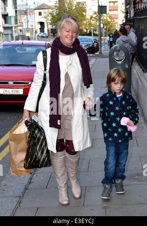 Fier nouveau père Nicky Byrne arrive à Holles Street hôpital de maternité avec son jumeaux Rocco & Jay et belle-mère Miriam Ahern après son épouse Georgina Byrne a donné naissance à une petite fille appelée Gia hier avec : Miriam Ahern avec petit-fils Où : Dublin, Irlande Quand : 24 Oct 2013 Banque D'Images