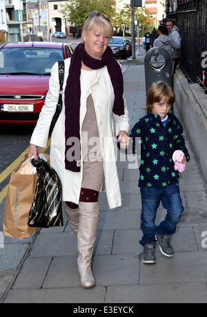 Fier nouveau père Nicky Byrne arrive à Holles Street hôpital de maternité avec son jumeaux Rocco & Jay et belle-mère Miriam Ahern après son épouse Georgina Byrne a donné naissance à une petite fille appelée Gia hier avec : Miriam Ahern avec petit-fils où Banque D'Images