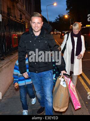 Fier nouveau père Nicky Byrne quitte Holles Street hôpital de maternité avec son jumeaux Rocco & Jay et belle-mère Miriam Ahern après la visite de son épouse Georgina Byrne a donné naissance à une petite fille appelée Gia hier... Comprend : Nicky Byrne,Rocco & Jay,Miriam Ahern Où : Dublin, Irlande Quand : 24 Oct 2013 Banque D'Images