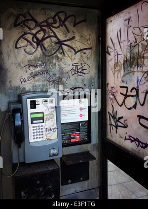 Vandalisé Phone Box Banque D'Images