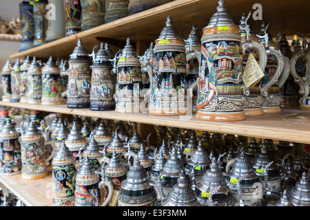 Steins allemands de bière traditionnelle dans un magasin à la Forêt-Noire, Allemagne Banque D'Images