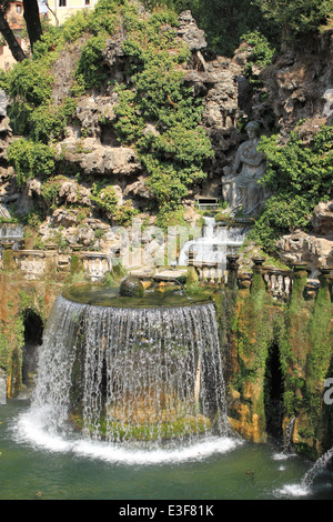 Fontaine ovale dans la Villa d'Este. Tivoli, Italie Banque D'Images