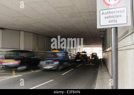 Les taxis en voiture en pleine vitesse dans un tunnel à Paddington, Londres Banque D'Images