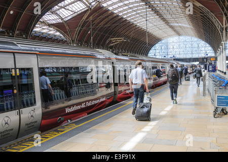 Les navetteurs à pied le long de la plate-forme à bord du train Heathrow Express à la gare de Paddington Banque D'Images