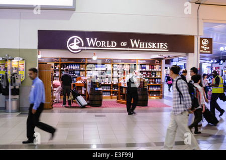 Monde de whiskies shop à l'aéroport de départ. Banque D'Images