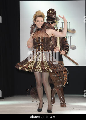 2013 Fashion Show Chocolat tenue au Salon du Chocolat avec : Louise Ekland Où : Paris, France Quand : 29 Oct 2013 Banque D'Images