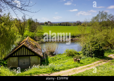 Bordé par la rivière Wye, le barrage est situé dans une campagne Herefordshire et a de nombreux secrets à découvrir historique. Banque D'Images