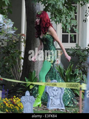 Brooke Burns habillé comme Poison Ivy pour l'Halloween nuit à son domicile à Toluca Lake Burbank. L'actrice a été repéré sur la préparation au dernier moment son thème Batman Halloween décorations à sa maison avant le tour ou les treaters arriver avec : Brooke Burns Où : Burbank, Ca, United States Quand : 31 Oct 2013 Banque D'Images