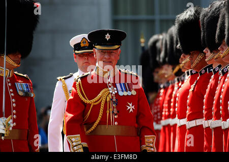 Ottawa, Canada. 23 Juin, 2014. Le gouverneur général du Canada David Johnston (C) effectue son inspection annuelle de la Garde de cérémonie à Rideau Hall, à Ottawa, Canada, le 23 juin 2014. La Garde de cérémonie est une unité des Forces armées canadiennes qui exécute une variété de fonctions publiques, y compris la cérémonie de Relève de la garde sur la Colline du Parlement ainsi que des cérémonies d'accueil pour les personnalités. Crédit : David Kawai/Xinhua/Alamy Live News Banque D'Images