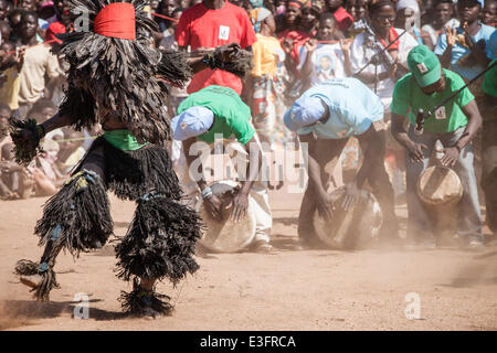 Maputo. 12 Juin, 2014. Photo prise le 12 juin 2014 montre danseuse Nyau effectuer dans le nord-ouest de la province de Tete, au Mozambique. Masques Nyau sont portés que par les membres masculins de la société et représentent des connaissances, de sexe masculin et sont bien entendu des esprits des morts au cours de la performance. Est une société nyau ethniques dans l'ouest du Mozambique, le centre et le sud du Malawi, de la Zambie de l'Est, et les zones où les Malawiens ont migré au Zimbabwe. Mauro © Vombe/Xinhua/Alamy Live News Banque D'Images