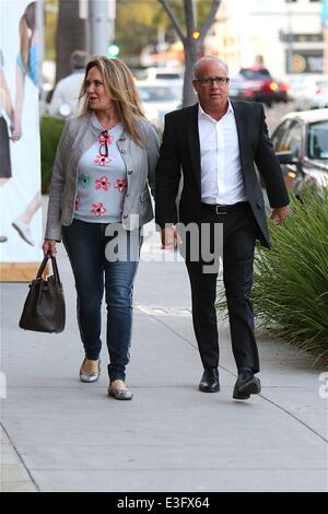 Daisy Duke Catherine Bach promenades dans Beverly Hills avec mari comprend : Catherine Bach Où : Los Angeles, CA, United States Quand : 04 Nov 2013 Banque D'Images