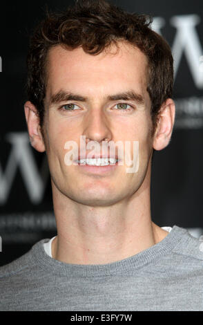 Andy Murray signe son livre "soixante-sept : ma route jusqu'à Wimbledon Glory' à Waterstones, Piccadilly comprend : Andy Murray Où : London, Royaume-Uni Quand : 06 Nov 2013 Banque D'Images